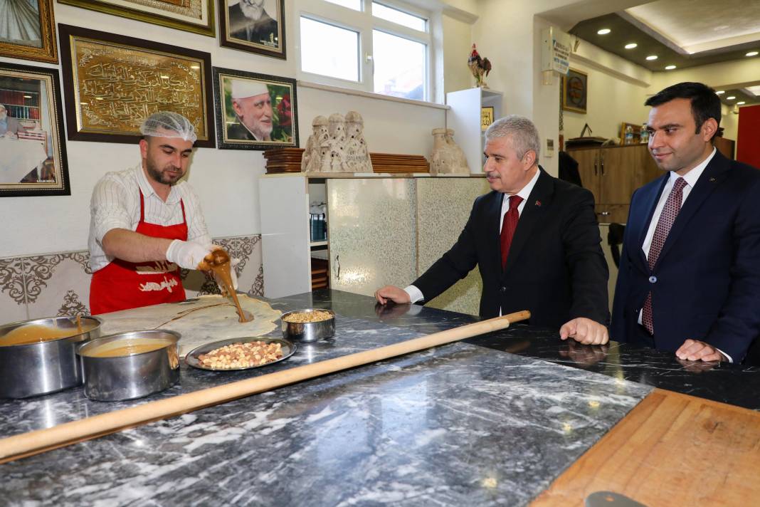 Vali Akın, küreği eline alıp Konya’nın ünlü lezzetini pişirdi 4